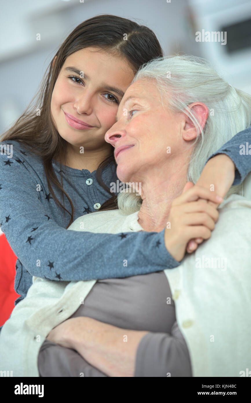 Ragazza abbracciando la sua nonna Foto Stock