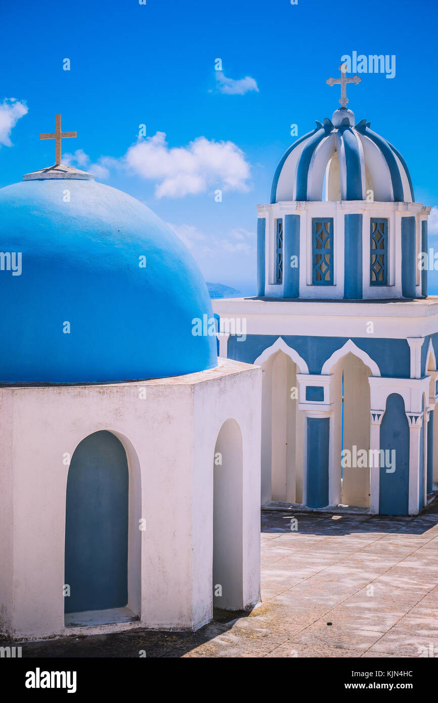 Caratteristiche cupole greco-ortodosse della Chiesa prese nel villaggio di Thira sull'isola di Santorini, Grecia. Foto Stock