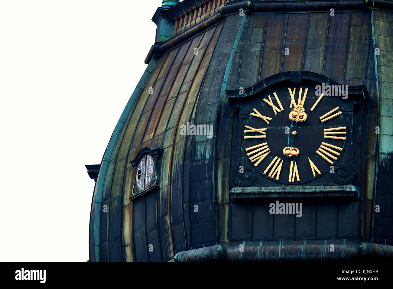 Il vecchio orologio sulla chiesa medievale torre - Saint Peters chiesa luterana in Riga, Lettonia Foto Stock