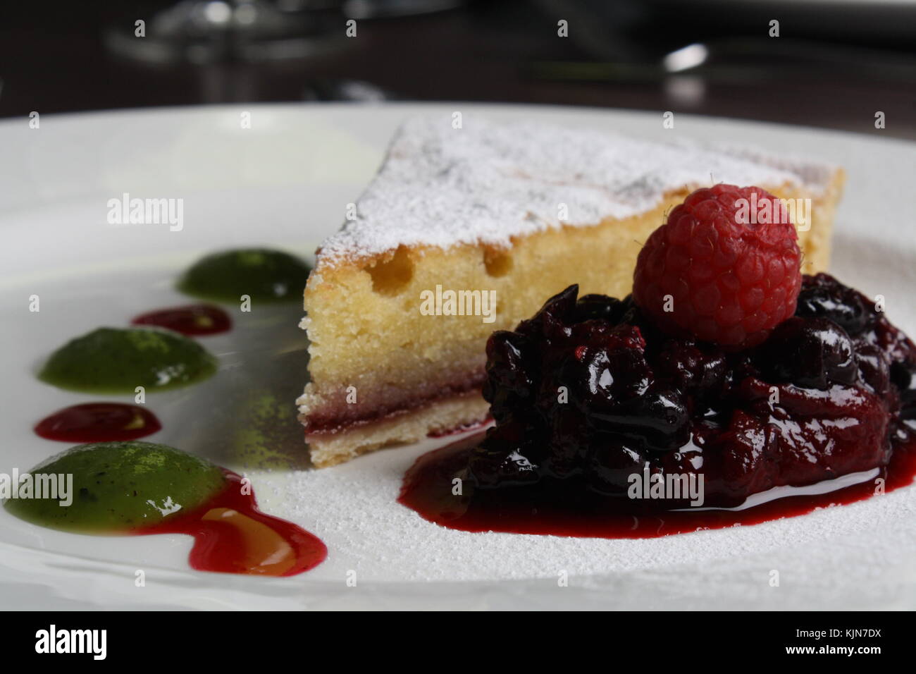 Close up di torta bakewell tart nel ristorante con conserva di lamponi sulla piastra Foto Stock