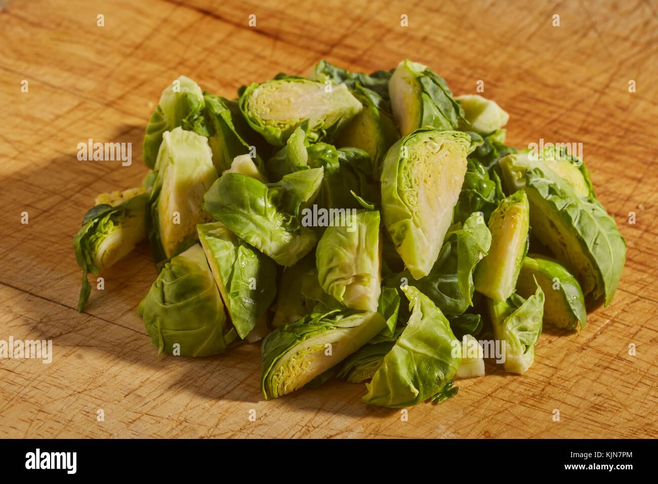 Tritate, fresche, materie cavoletti di Bruxelles su un legno tagliere Foto Stock