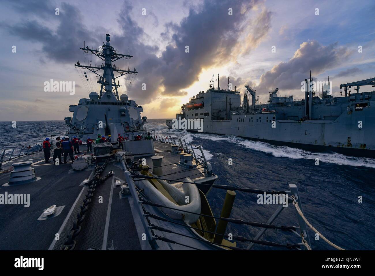 Il Arleigh Burke-class guidato-missile destroyer USS Kidd (DDG 100) esegue un rifornimento in mare Foto Stock