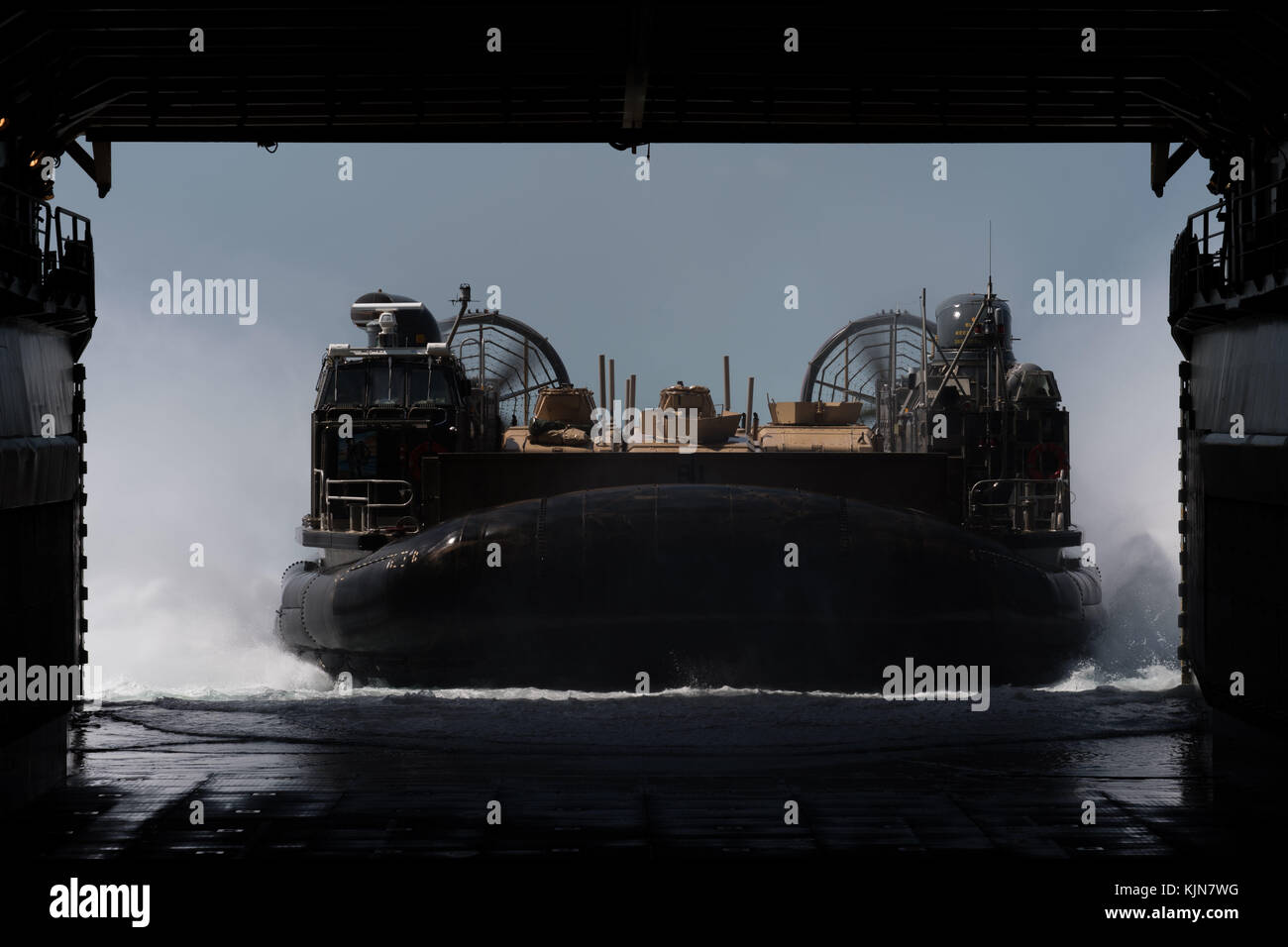 Landing Craft, cuscino d'aria, azionata da marinai di assalto unità artigianali 5, ritorna Foto Stock