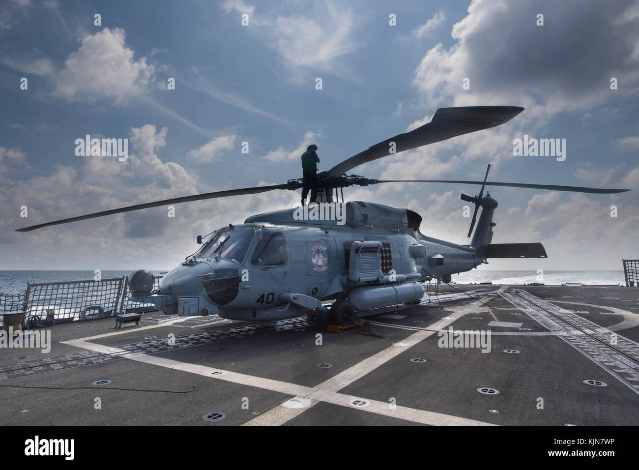 Aviazione meccanico strutturale di seconda classe Matteo J. Armijo controlla la coppia ad elica su un MH-60R ab Foto Stock