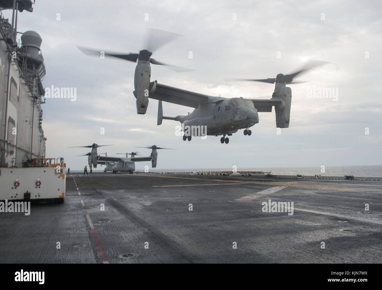 Un MV-22 Osprey assegnato a mezzo marino Tiltrotor Squadron (VMM) 161 (rinforzato) a bordo del amphibi Foto Stock