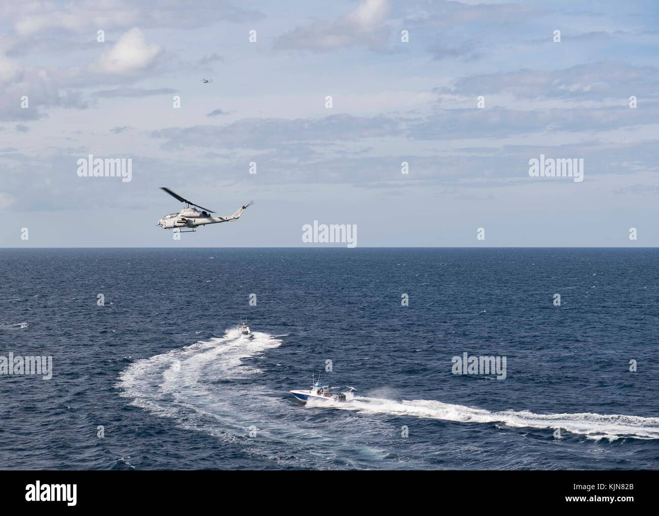 UH-1Y Huey assegnato a mezzo marino Tiltrotor Squadron 162 scoraggia un attacco rapido imbarcazioni durante una Foto Stock