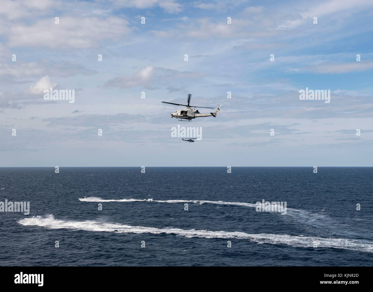 UH-1Y Huey assegnato a mezzo marino Tiltrotor Squadron 162 e un MH-60S Sea Hawk dissuadere veloce al Foto Stock