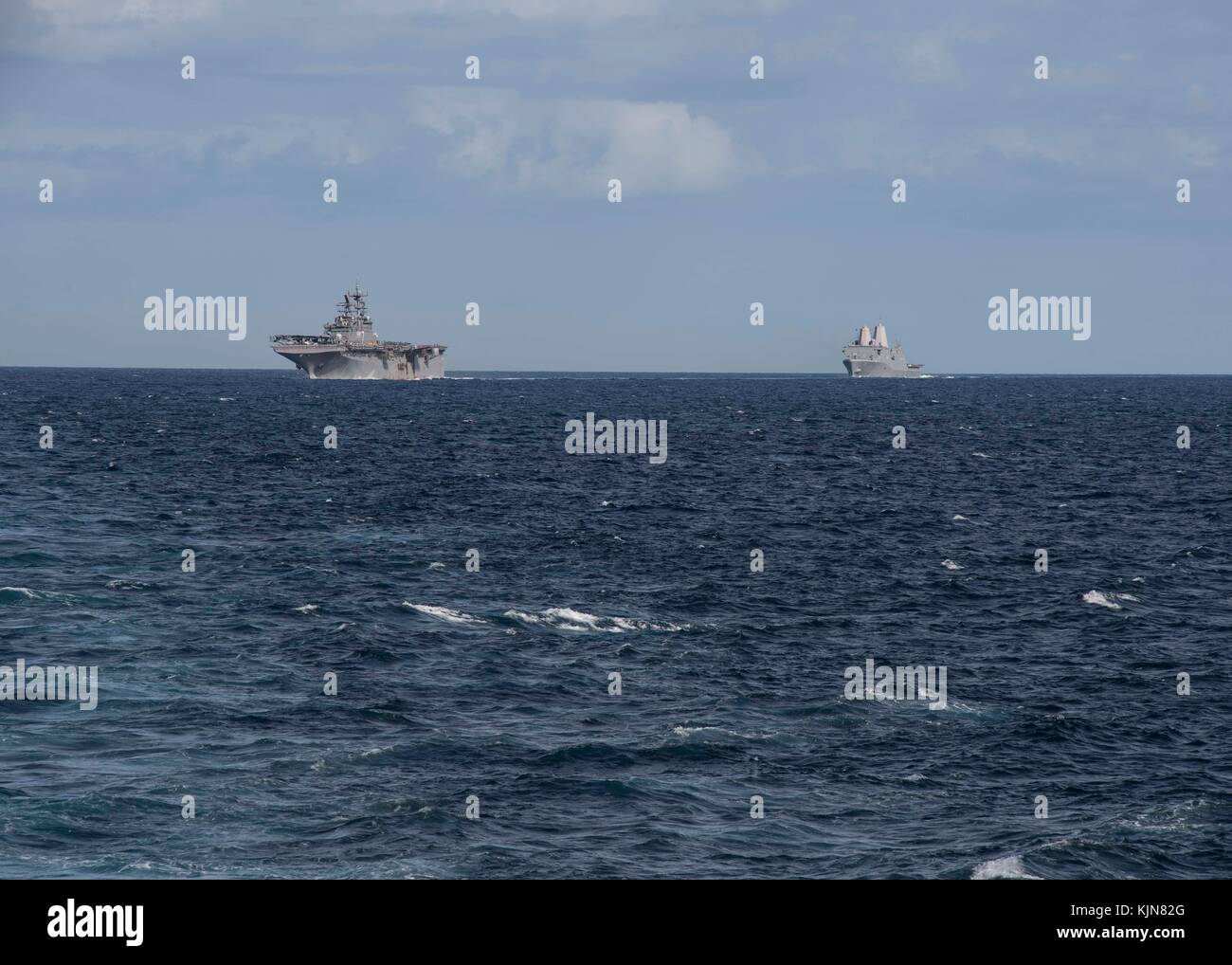 L'assalto anfibio nave USS Iwo Jima (LHD 7) e il trasporto anfibio dock nave USS New Yor Foto Stock