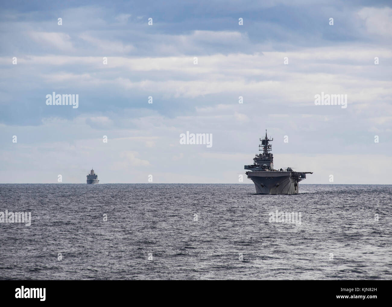 L'assalto anfibio nave USS Iwo Jima (LHD 7) e il trasporto anfibio dock nave USS New Yor Foto Stock