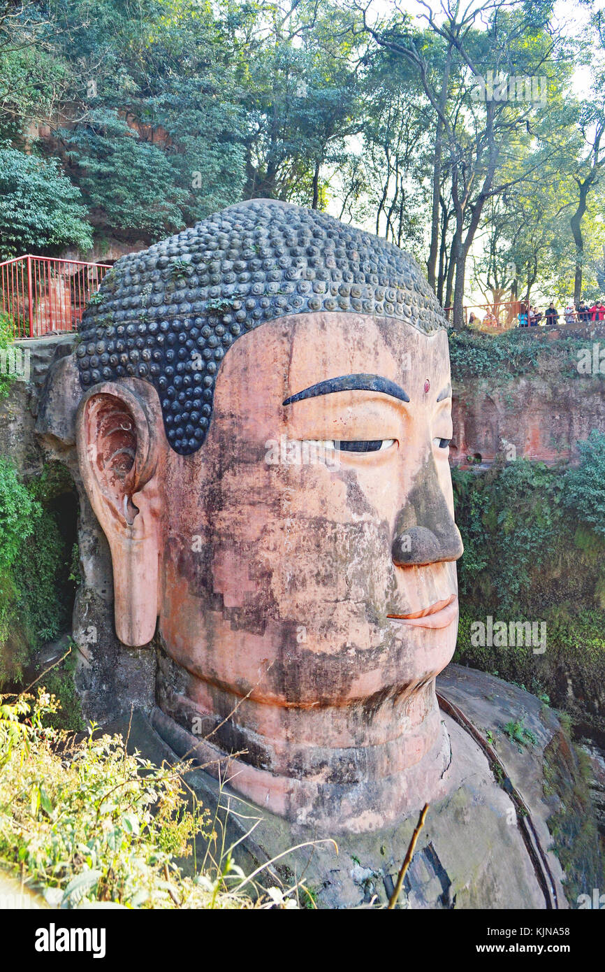 Il Buddha gigante di Leshan alla confluenza del Min e fiumi Dadu in Leshan, nella provincia di Sichuan, in Cina. Un sito Patrimonio Mondiale dell'UNESCO. Foto Stock