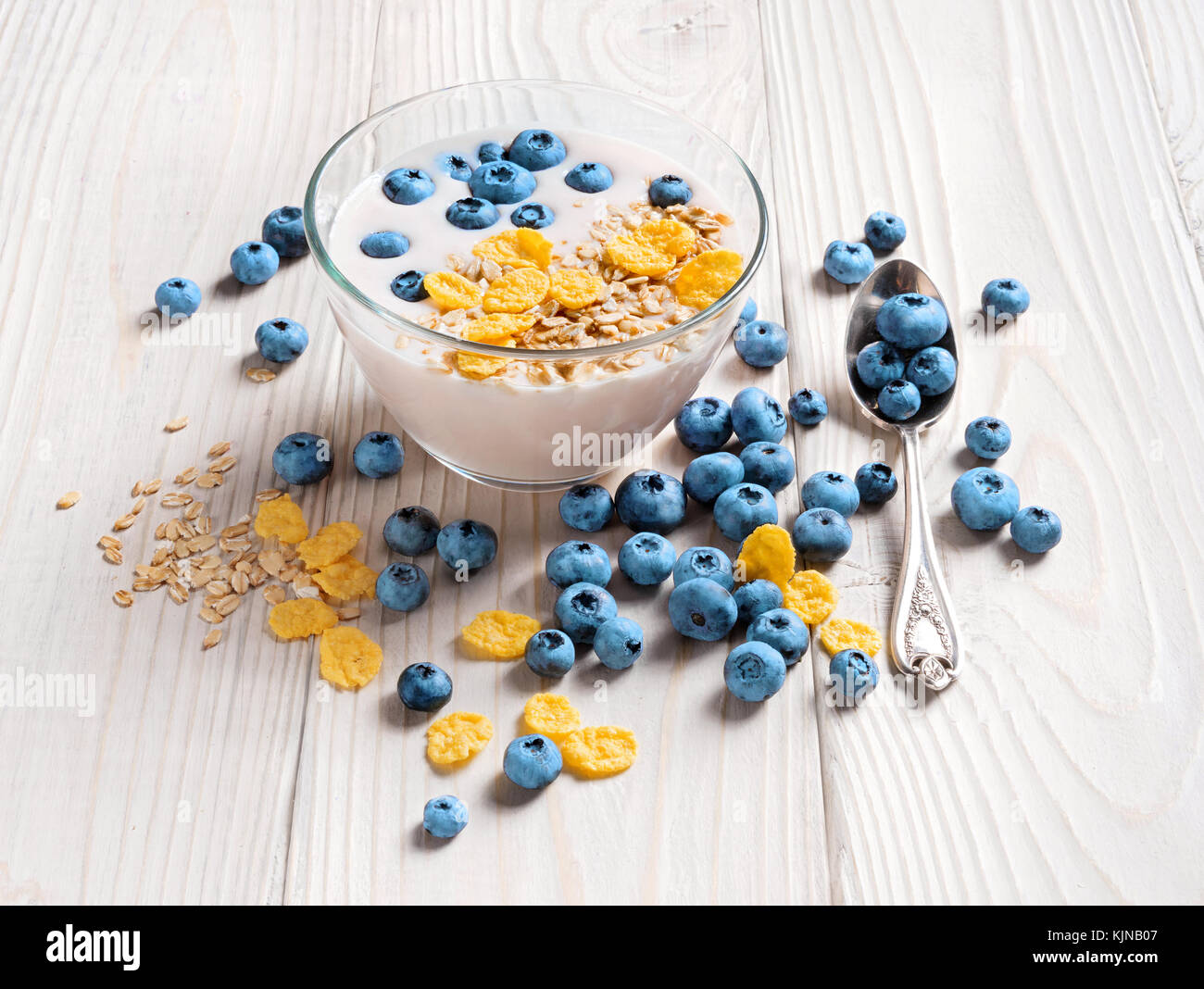Ciotola di yogurt fatto in casa con muesli e ai mirtilli freschi sul tavolo di legno. di yogurt fresco. cibo sano concetto. alta risoluzione prodotto. Foto Stock
