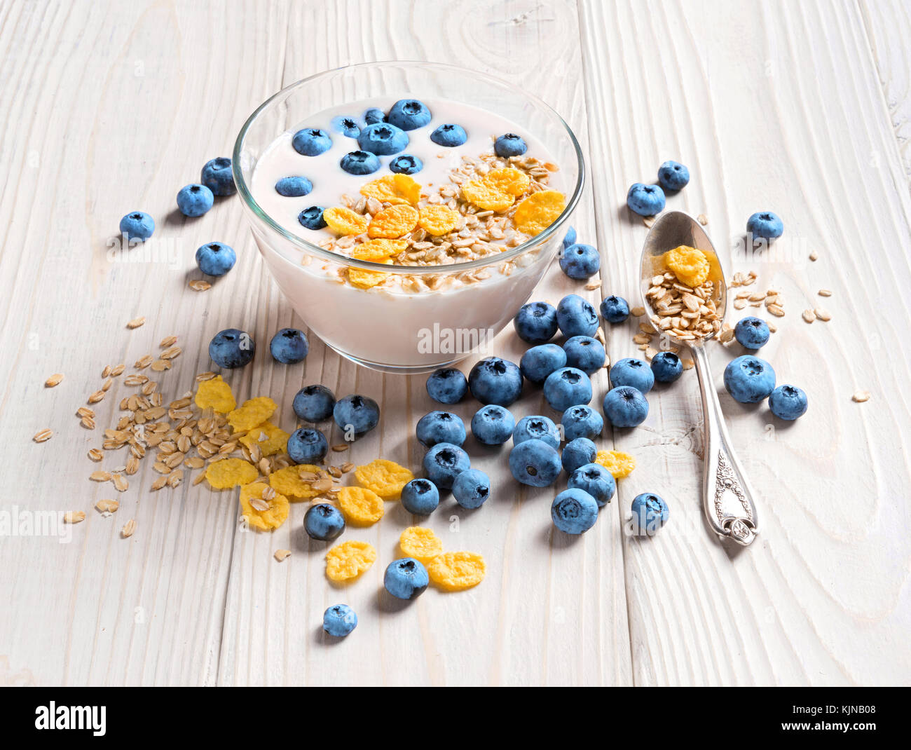 Ciotola di yogurt fatto in casa con muesli e ai mirtilli freschi sul tavolo di legno. di yogurt fresco. cibo sano concetto. alta risoluzione prodotto. Foto Stock