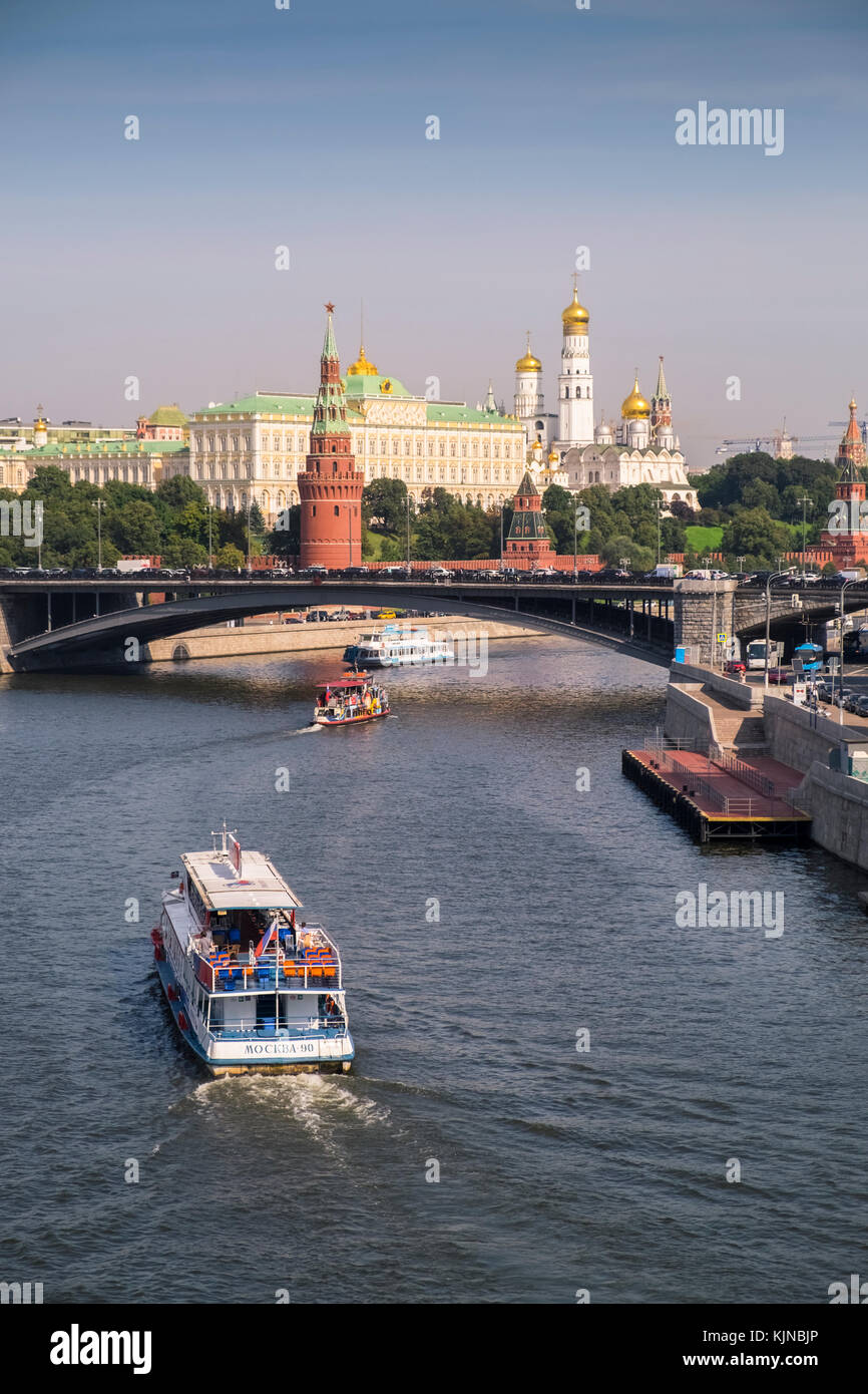 Vista paesaggio lungo il fiume Moskva guardando verso la Torre Vodovzvodnaya, il Cremlino City Palace e cattedrali, Mosca, Russia. Foto Stock