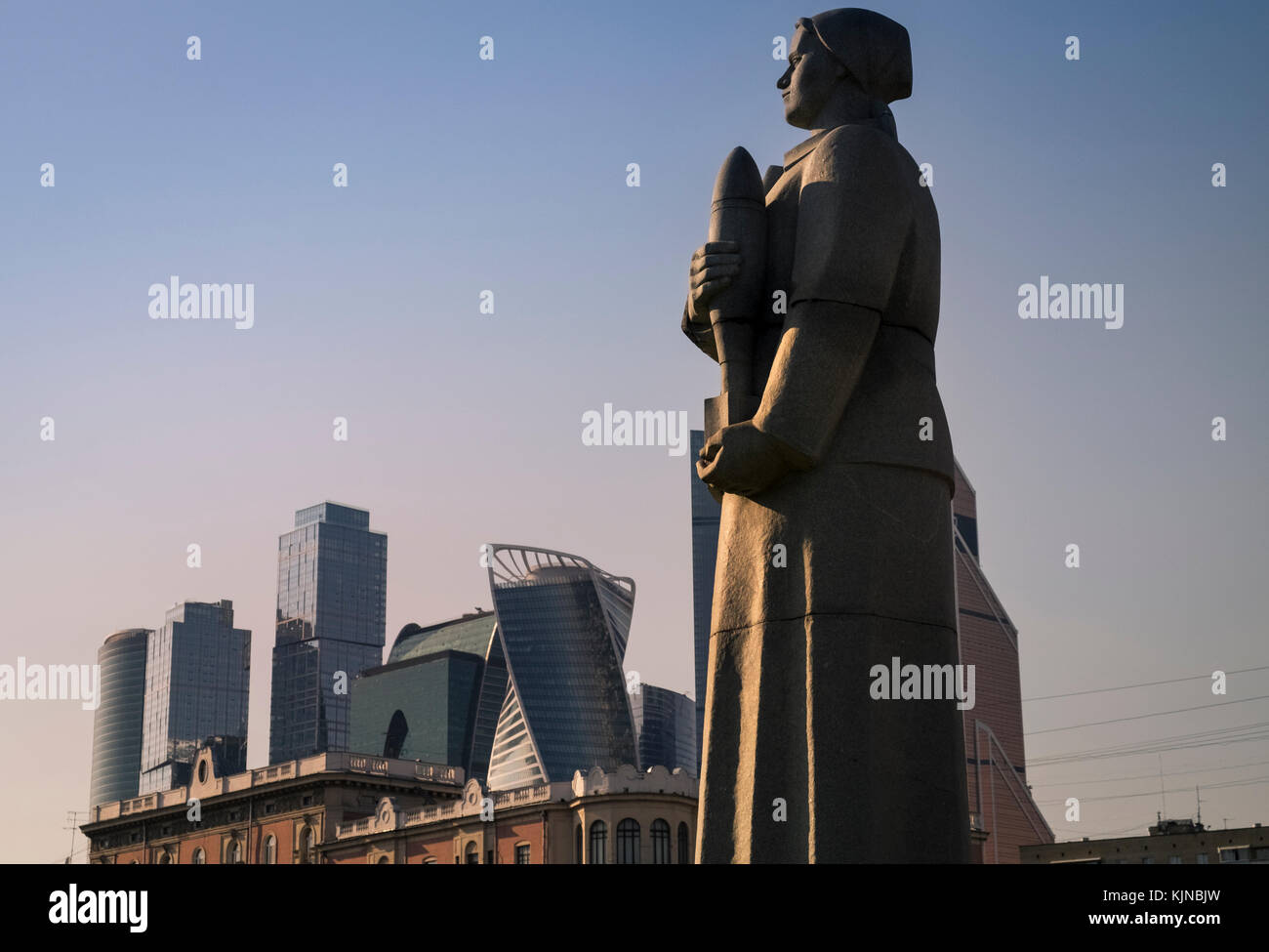 Un sovietico WW2 monumento nel distretto di Dorogomilovo, con un moderno centro Business Internazionale di grattacieli in background, Mosca, Russia. Foto Stock
