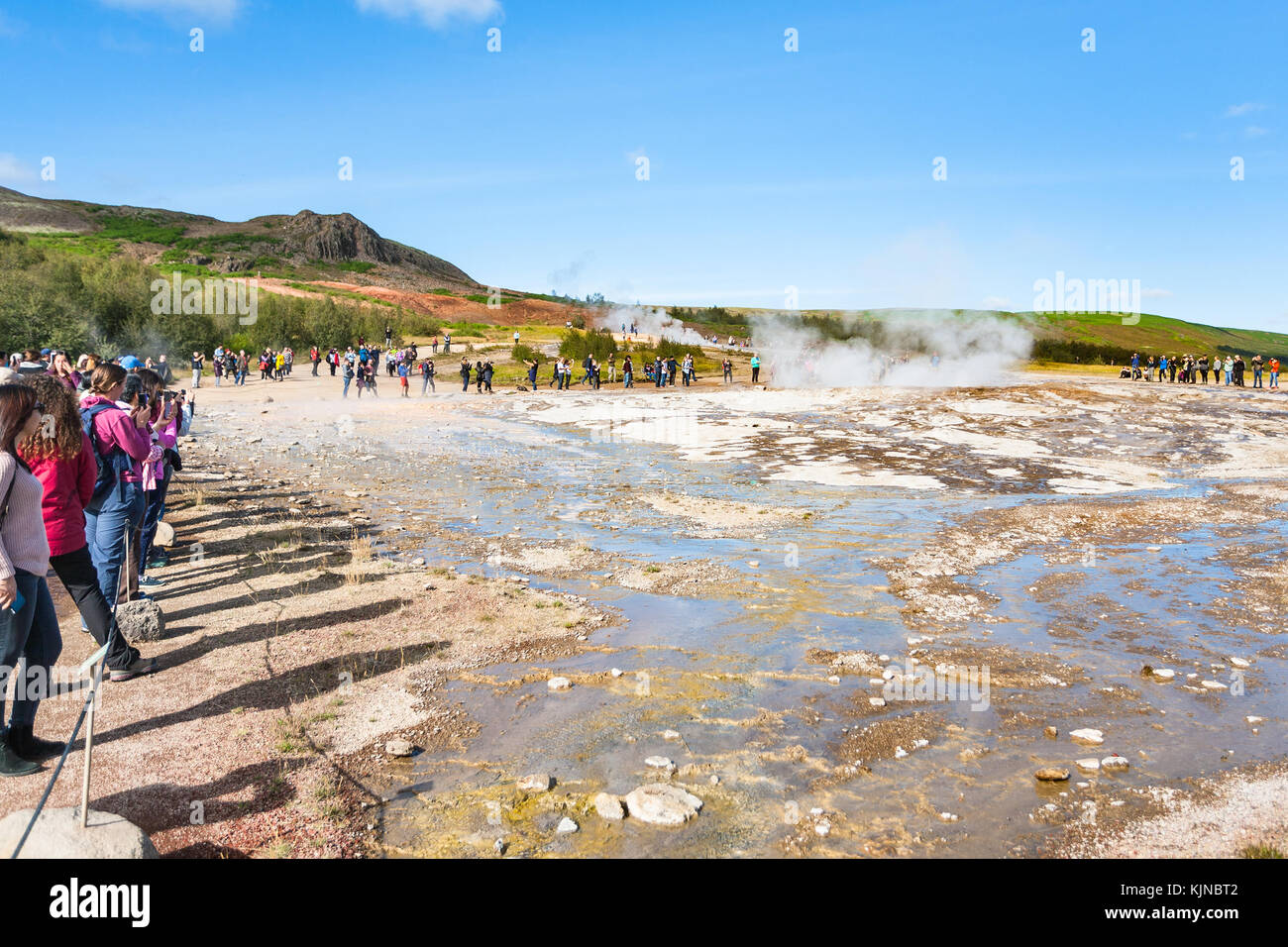 Haukadalur, Islanda - 6 settembre 2017: turisti attendere eruzione vicino strokkur geyser nella zona haukadalur in autunno. haukadalur geyser valley è uno dei Foto Stock