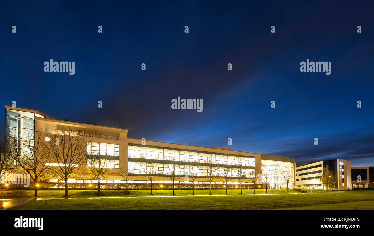 Vista notturna dell'edificio degli uffici di JP Morgan nel quartiere degli affari di Edinburgh Park a Edimburgo, Scozia, Regno Unito Foto Stock