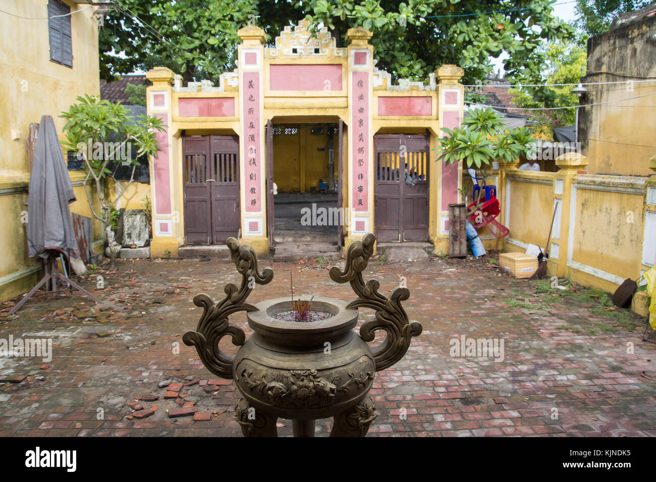 Bruciatore di incenso nel cortile del vecchio tempio Cinese Foto Stock