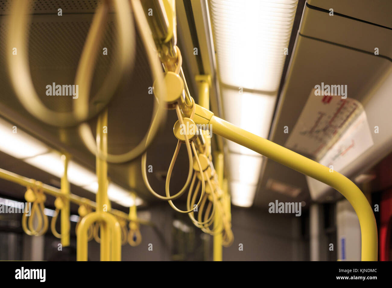 Giallo handels in un treno della metropolitana di Vienna Foto Stock