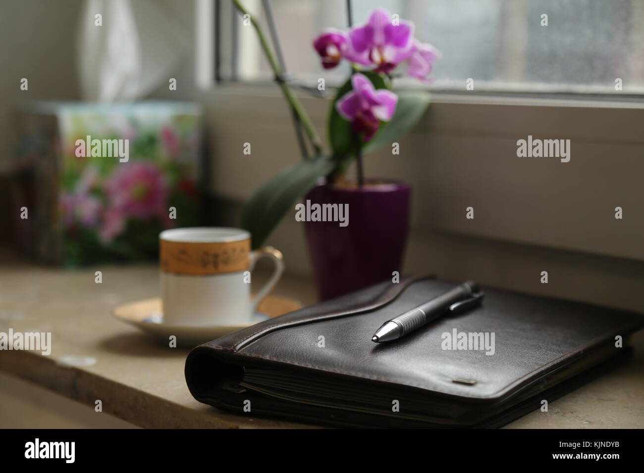 Matita per notebook caffè della stazione di lavoro, Ufficio scrivania in pelle tabella con Notepad. Foto Stock