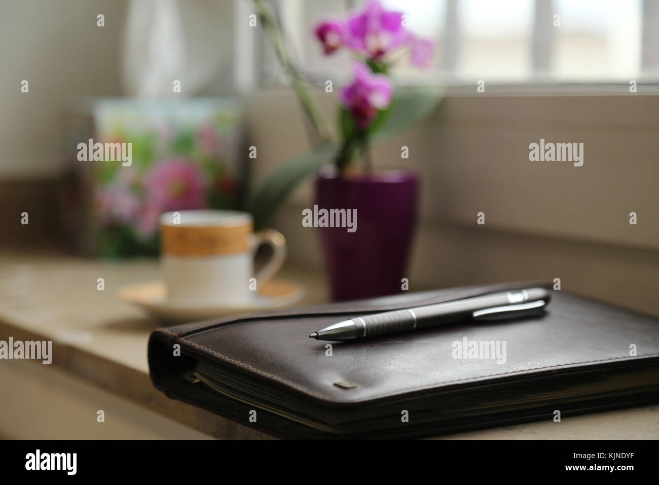 Matita per notebook caffè della stazione di lavoro, Ufficio scrivania in pelle tabella con Notepad. Foto Stock