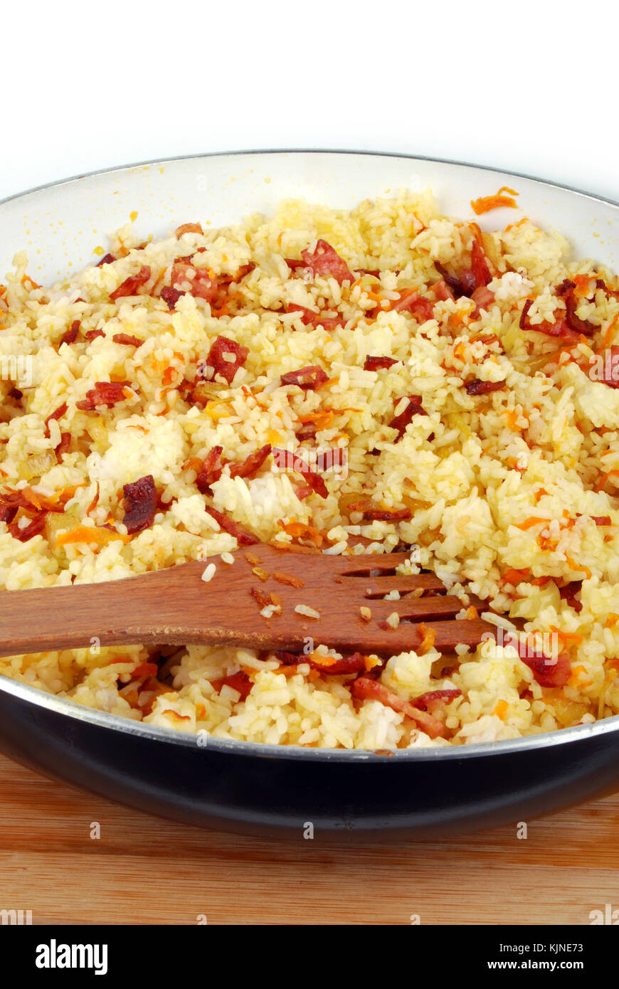 Piatto di riso con prosciutto carote e cipolla Foto Stock