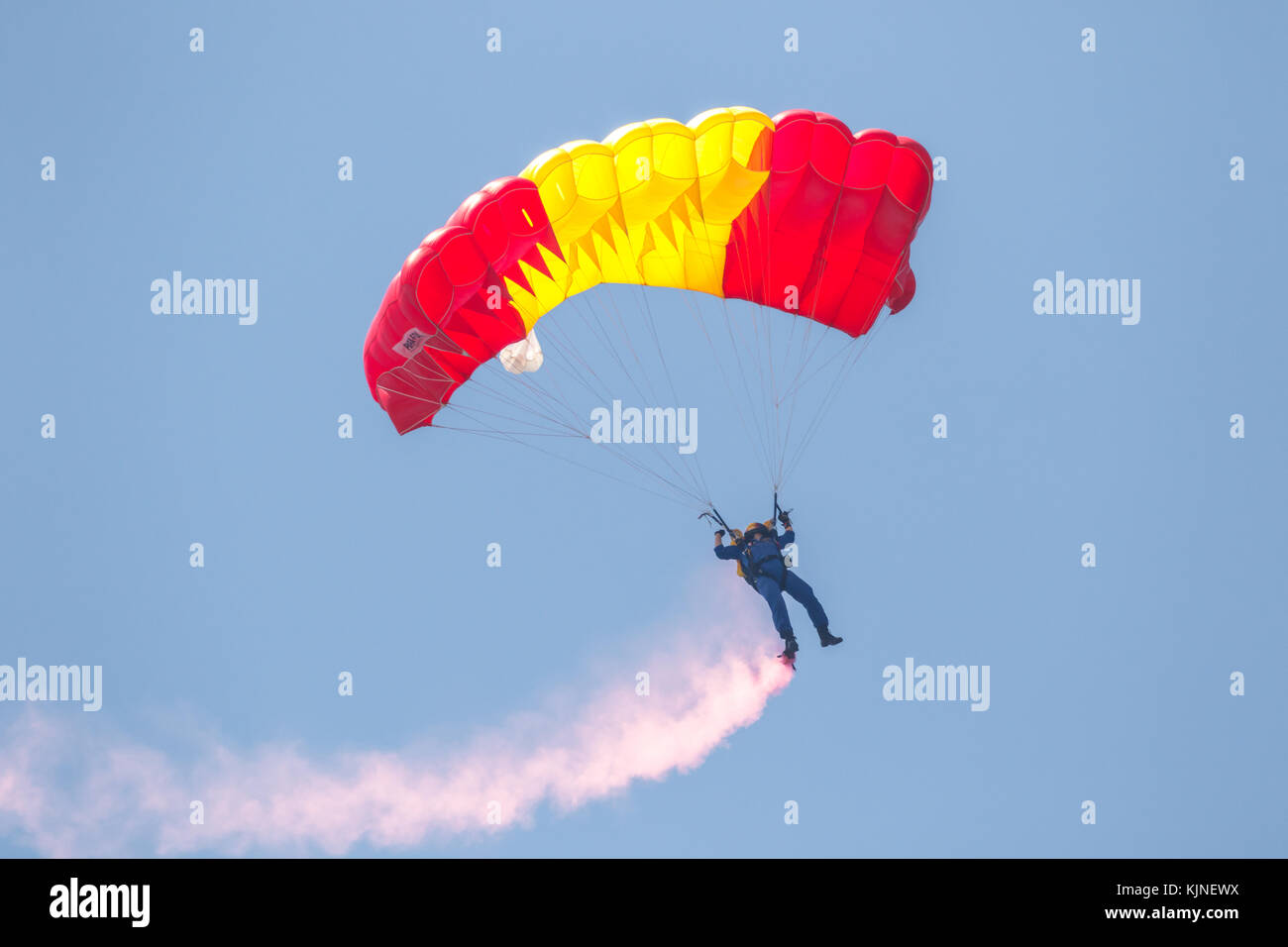 MOTRIL, Granada, SPAGNA-JUN 11: Parachutist del PAPEA prendendo parte a una mostra sul dodicesimo airshow internazionale di Motril a giugno 11, 2017, in M Foto Stock