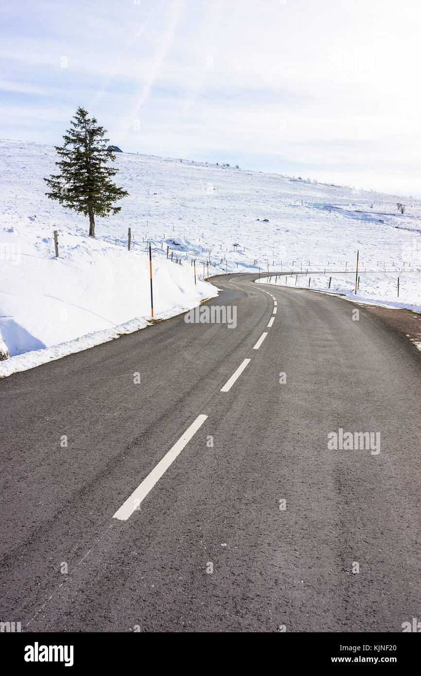 Una curva ad S cancellato strada in montagne Vosges (Francia) all'inizio dell'inverno. Questa strada è una parte del 'route des Crêtes" ("strada delle creste'). Foto Stock