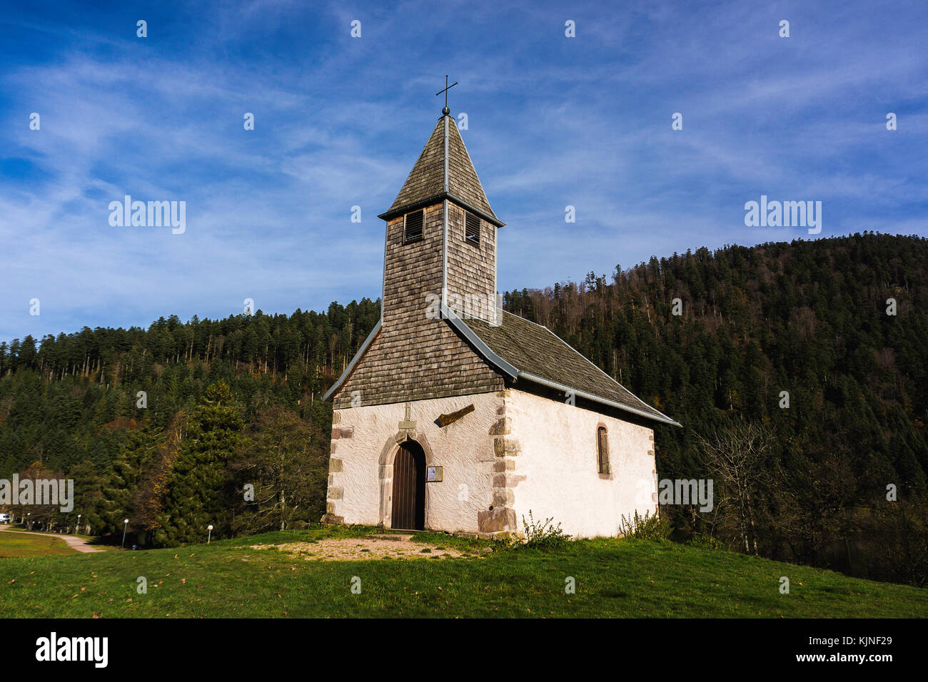 La cappella St-Florent vicino al lago di Longemer (VOSGI, FRANCIA) nel tardo pomeriggio. Foto Stock