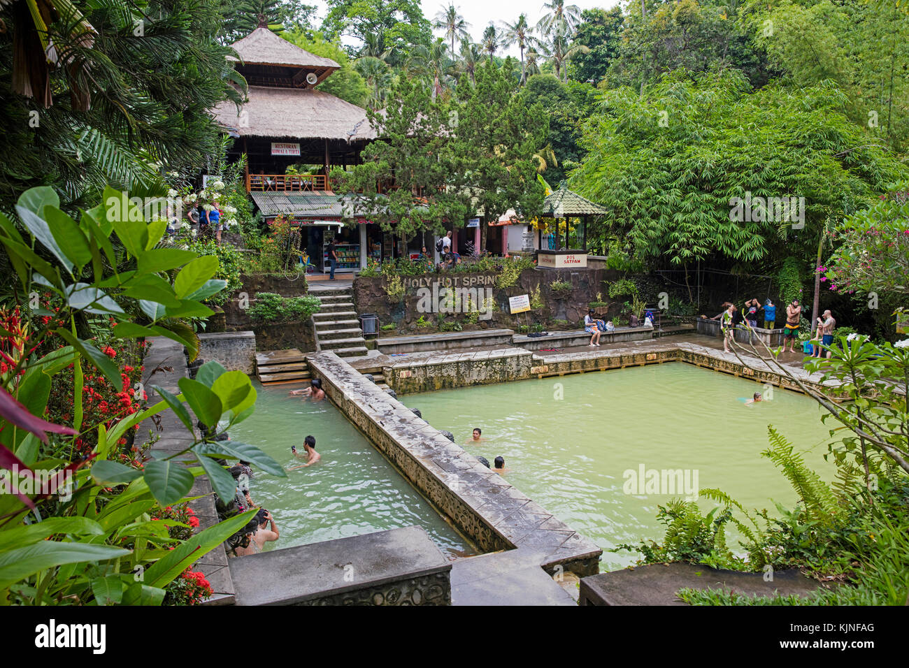 I turisti la balneazione in banjar hot springs / aria panas, dencarik ad ovest di lovina nel nord di Bali, Indonesia Foto Stock