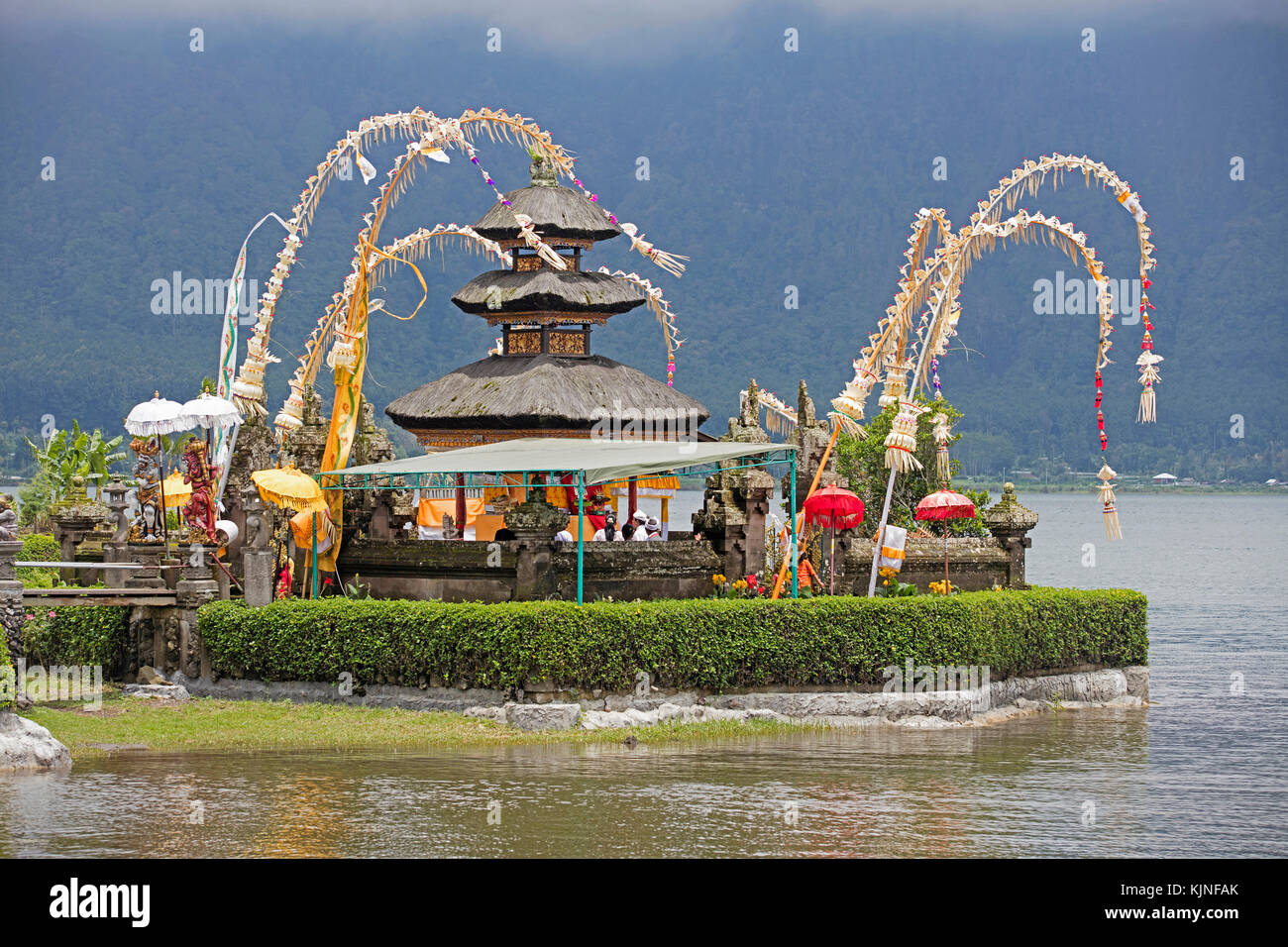 Pura Ulun Danu beratan / pura bratan, shaivite tempio dell'acqua sulle rive del lago bratan vicino bedugul, Bali, Indonesia Foto Stock