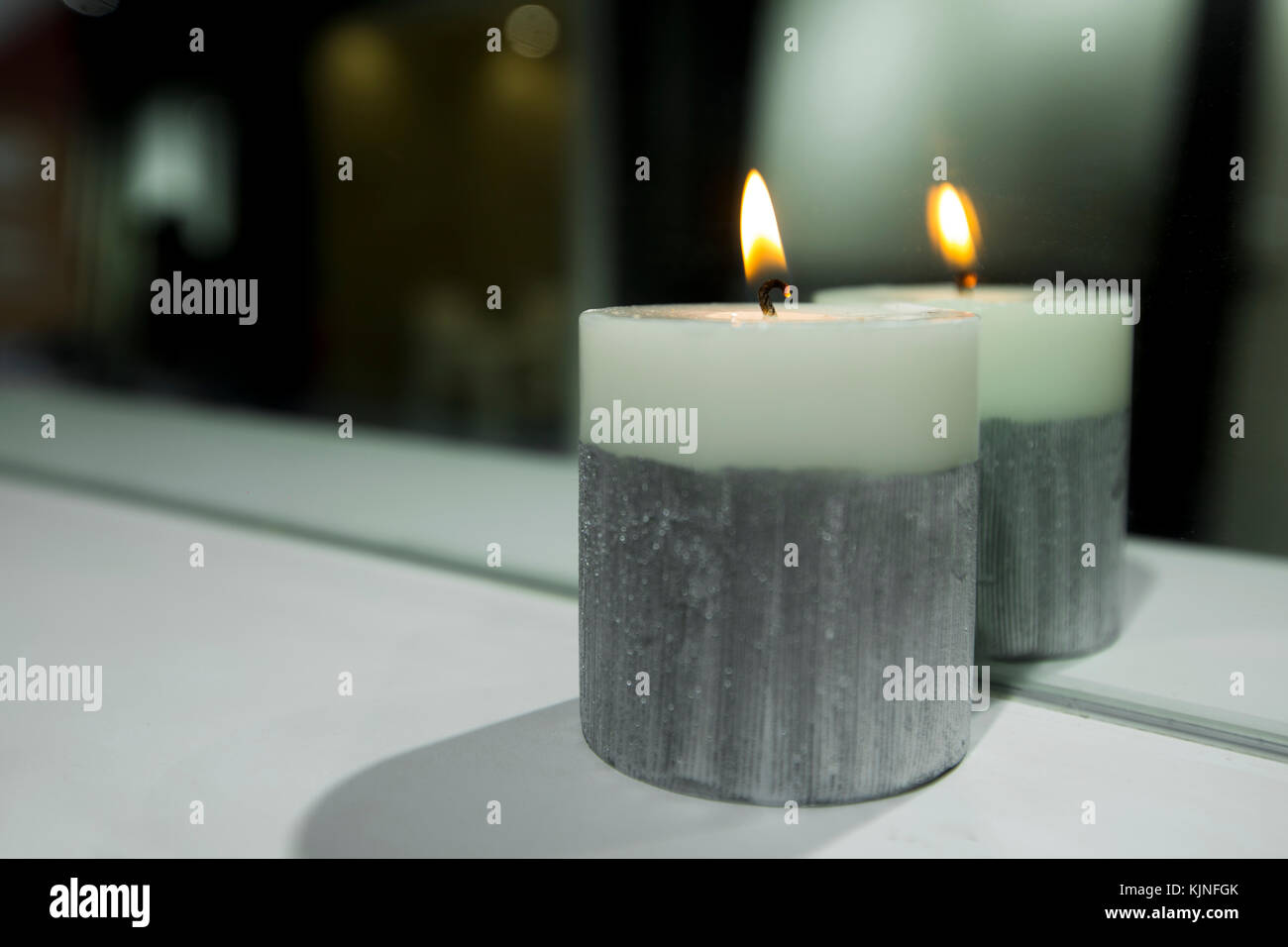 La luce di una candela con ri flessione Foto Stock