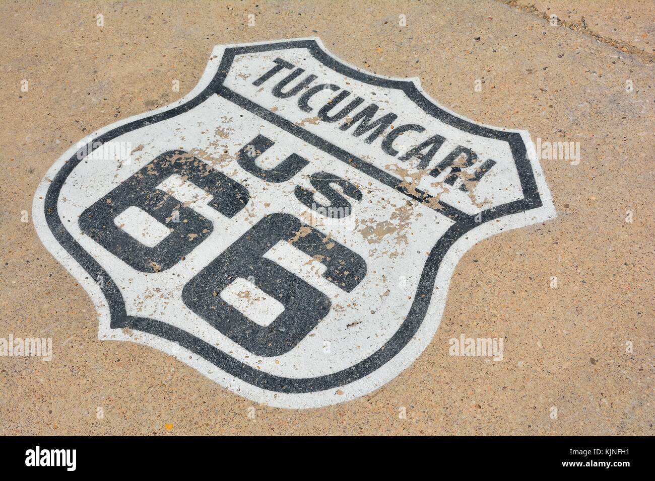 Route 66 segno dipinto sulla strada di tucumcari Foto Stock