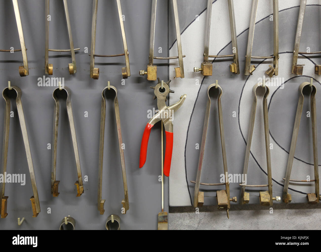 Vetro di molti strumenti di elaborazione nella bottega artigiana in italia Foto Stock