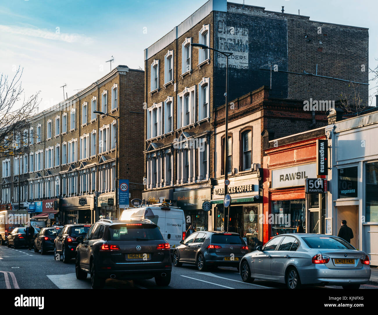Londra, Regno Unito - 22 novembre 2017: Ingorgo nel traffico commerciale di Earl's Court Road a Londra, Regno Unito Foto Stock