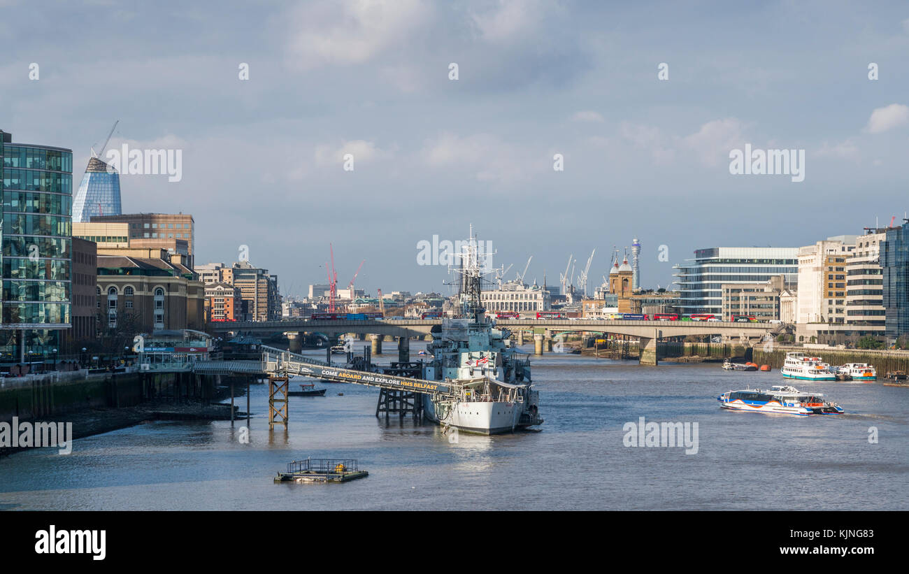 Panorama del fiume Tamigi con HMS Belfast, Londra, Regno Unito. prese da Tower Bridge Foto Stock