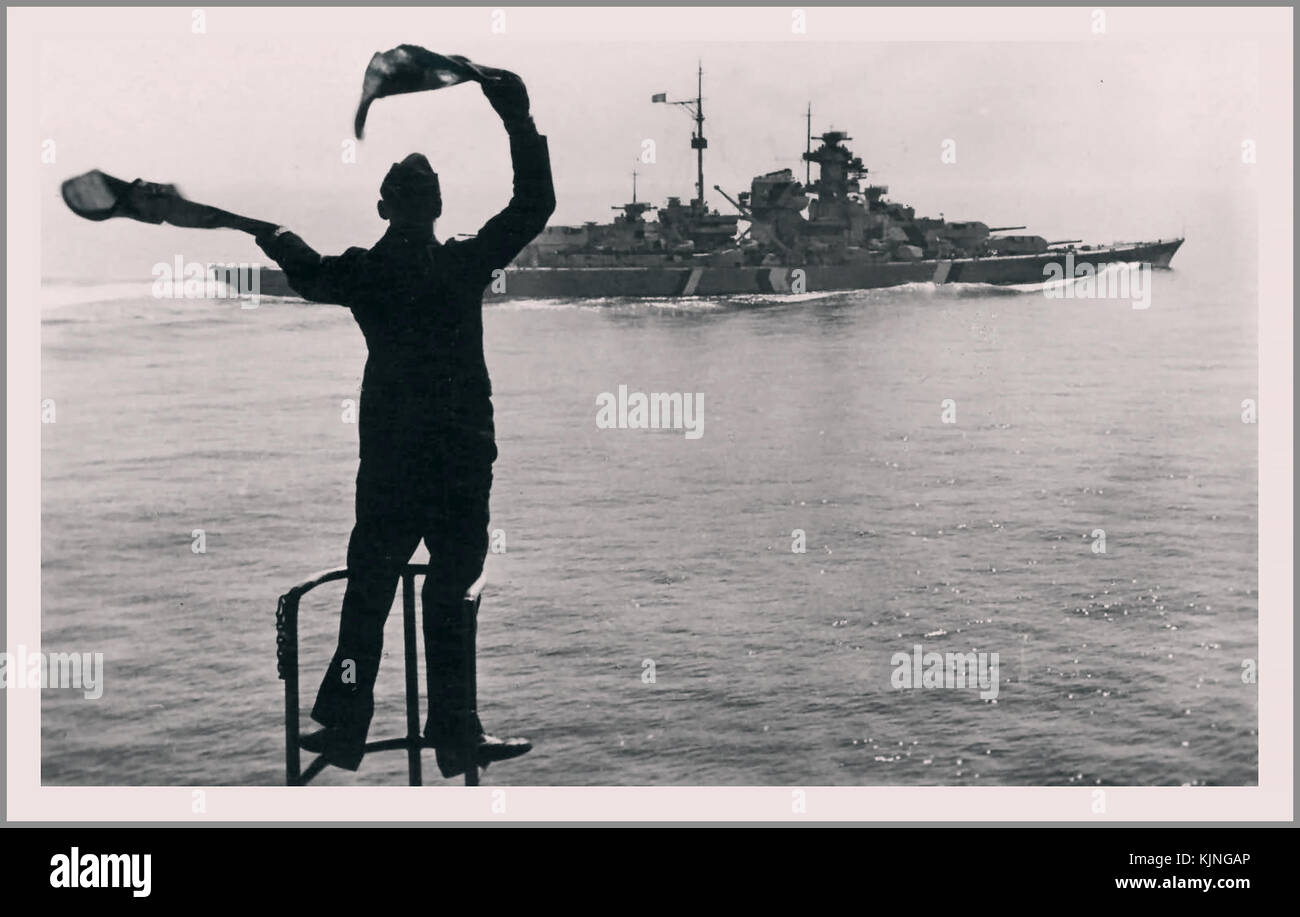 BISMARCK WW2 vintage B&W immagine 1941 La corazzata Bismark sulle manovre poco prima del suo naufragio sull'26-27maggio dalla superiore le forze britanniche come l'HMS RODNEY. Kriegsmarine nazista bandiera navale marinaio semaphore segnalazione da nave corazzata Bismark da qualche parte nell'Atlantico occidentale Foto Stock