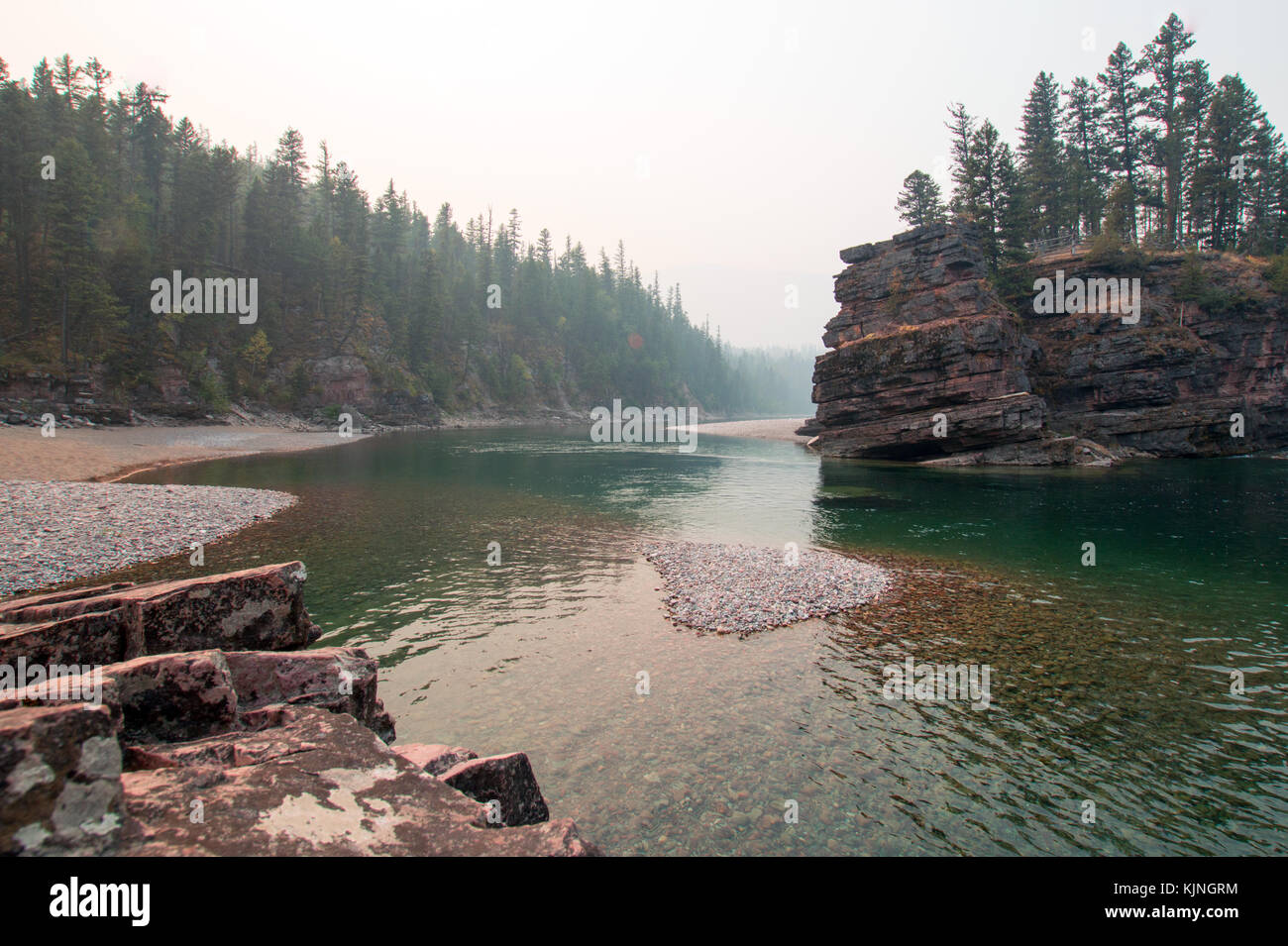 Confluenza dove il flathead e macchiato portano i fiumi si incontrano nel Bob Marshall Wilderness area durante il 2017 rientrano gli incendi in Montana negli Stati Uniti Foto Stock