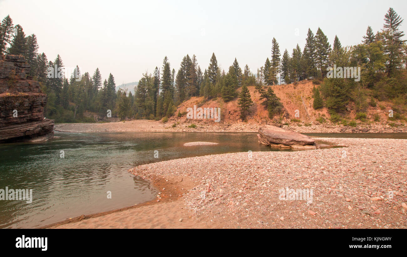 Confluenza dove il flathead e macchiato portano i fiumi si incontrano nel Bob Marshall Wilderness area durante il 2017 rientrano gli incendi in Montana negli Stati Uniti Foto Stock