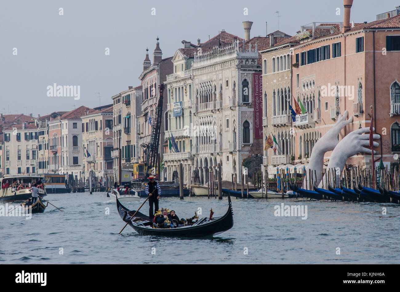 Venezia è la capitale della regione del Veneto. Essa si trova di fronte a un gruppo di 118 piccole isole[1] che sono separate da canali e collegate da ponti. Foto Stock