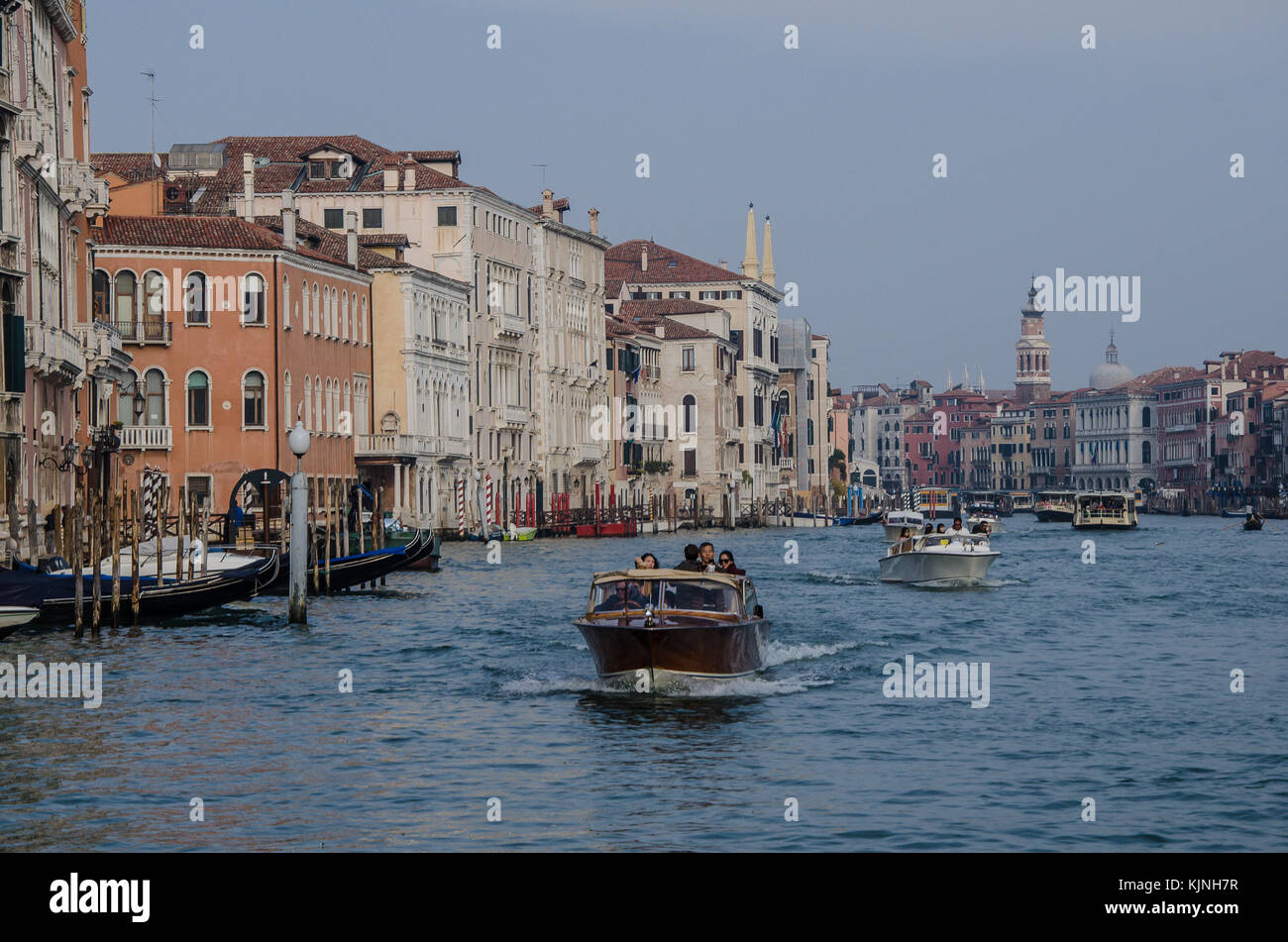 Venezia è la capitale della regione del Veneto. Essa si trova di fronte a un gruppo di 118 piccole isole[1] che sono separate da canali e collegate da ponti. Foto Stock