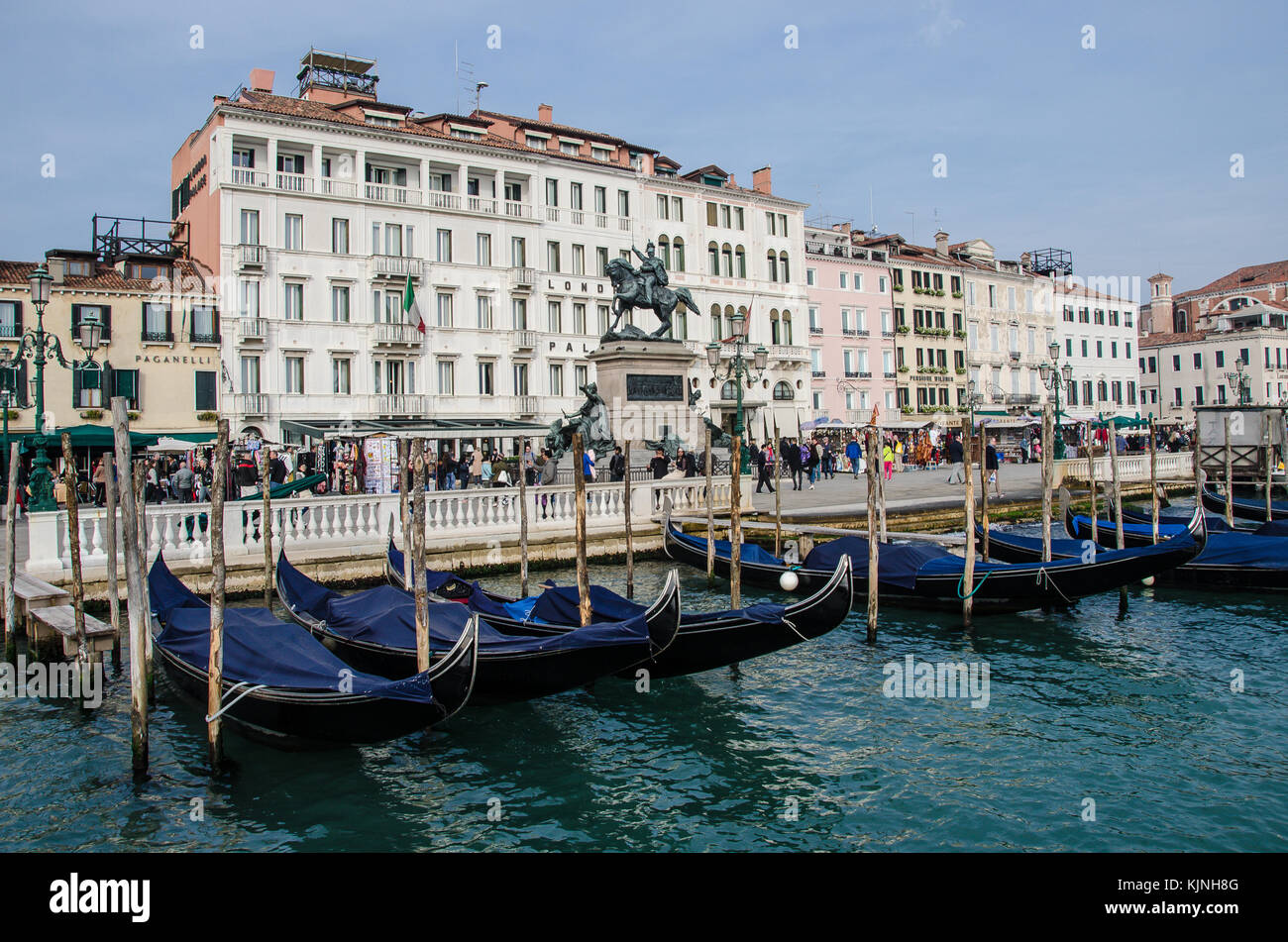 Venezia è la capitale della regione del Veneto. Essa si trova di fronte a un gruppo di 118 piccole isole[1] che sono separate da canali e collegate da ponti. Foto Stock