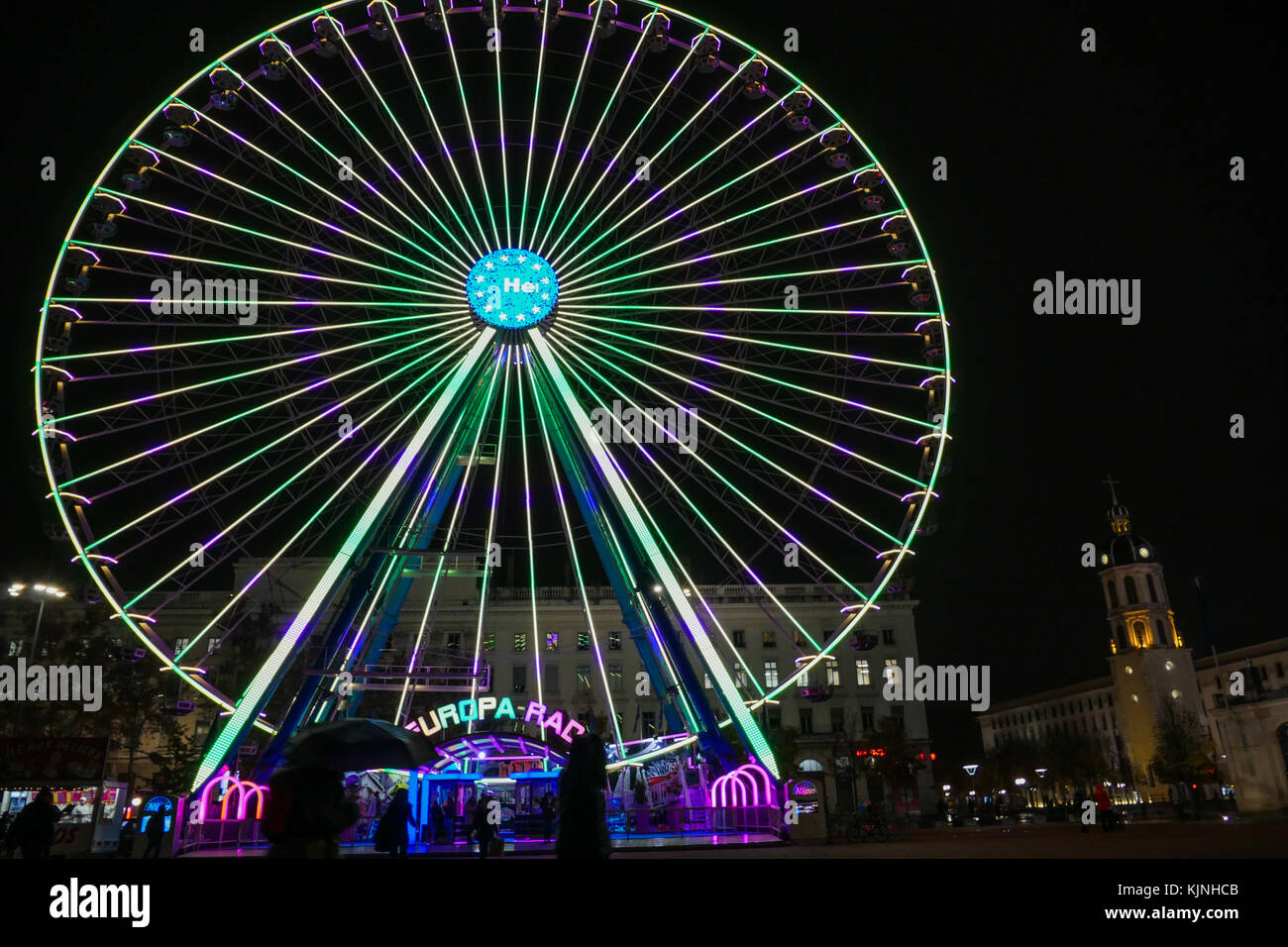 La ruota panoramica tradizionale si illumina nelle luci natalizie di Lione, Francia Foto Stock