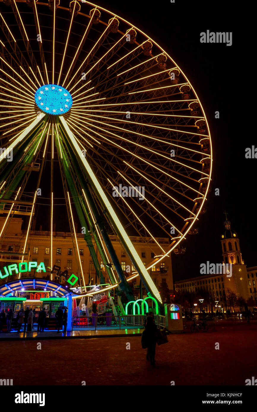 La ruota panoramica tradizionale si illumina nelle luci natalizie di Lione, Francia Foto Stock