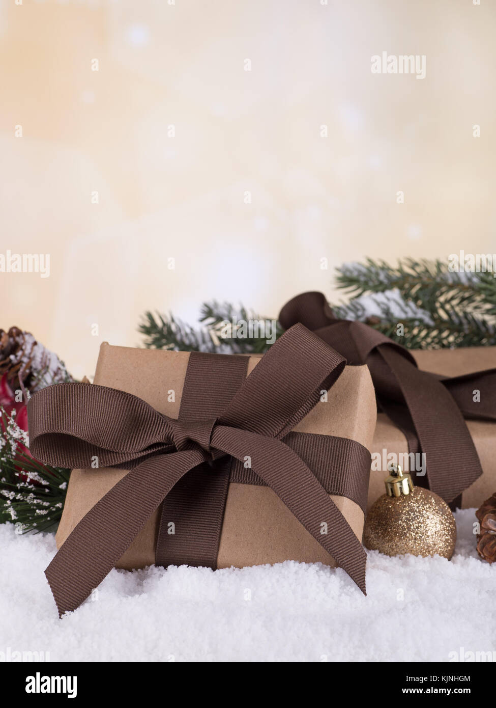 Brown confezioni regalo con decorazioni di Natale sulla neve con colorate di sfondo per le vacanze Foto Stock
