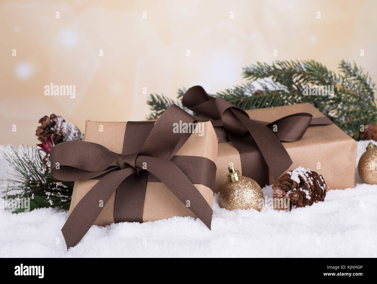 Brown confezioni regalo con decorazioni di Natale sulla neve con colorate di sfondo per le vacanze Foto Stock