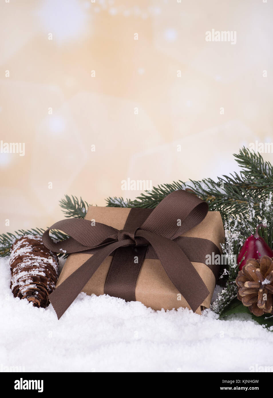 Brown box regalo sulla neve con decorazioni e sfondo per le vacanze Foto Stock