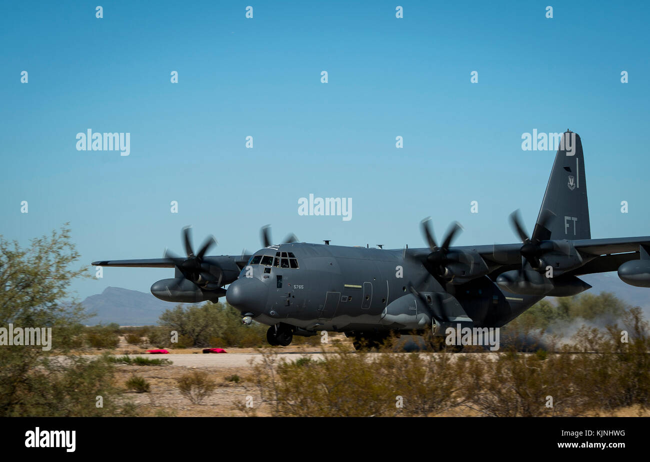 Stati Uniti Air Force C-130 Hercules atterra su una pista expeditionary set-up da parte degli Stati Uniti Marines con Marine Air Control Squadron 1, Marine del controllo del traffico aereo Foto Stock