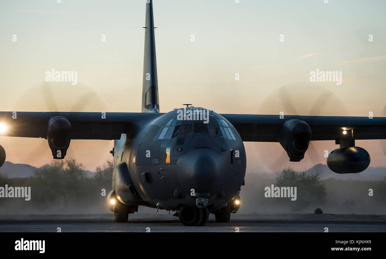 Stati Uniti Air Force C-130 Hercules atterra su una pista expeditionary set-up da parte degli Stati Uniti Marines con Marine Air Control Squadron 1 Foto Stock