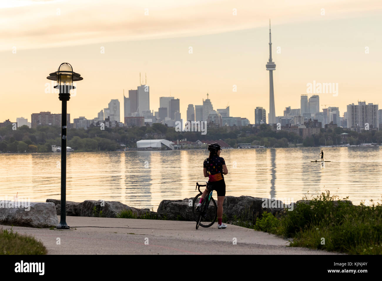 Ciclista a Humber Bay Shores guardando verso la città di Toronto. Foto Stock