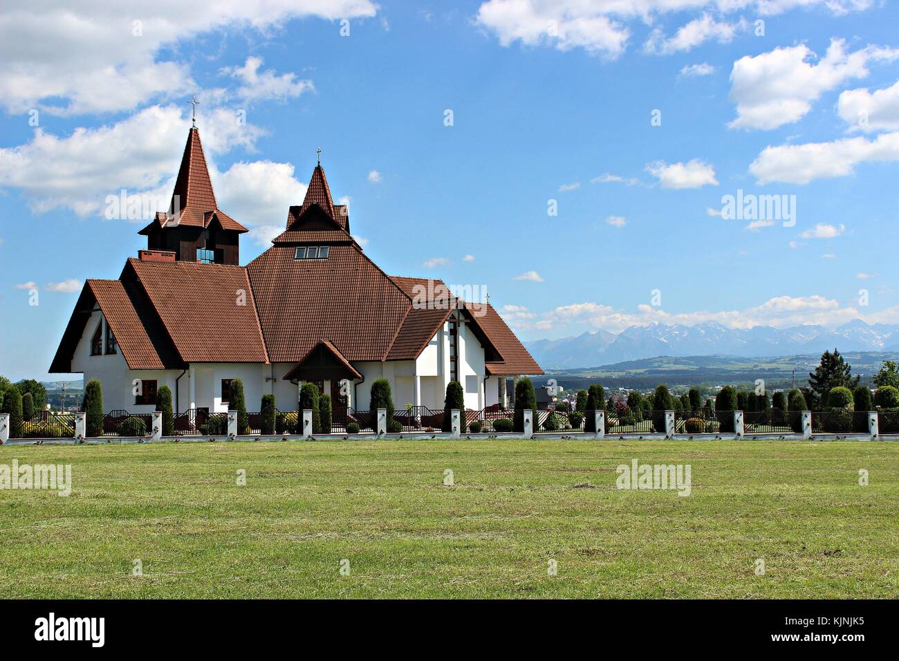 La Chiesa in Polonia, monti Tatra in background Foto Stock